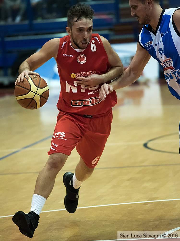 Il bravo fotografo sportivo Gian Luca Silvagni coglie Luca Pesaresi in azione a Rimini