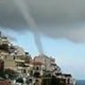 Spettacolo della natura a Positano, tromba d'aria tra il mare e la costa
