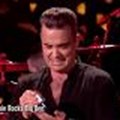 Londra: Robbie Williams si disinfetta le mani dopo il contatto coi fan